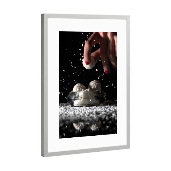 Poster mit Rahmen Silber "Schwer zu widerstehen" artboxONE - Essen & Trinken - Kokos,Pralinen,Raffaelo,Schokolade,Schwarz,Weiß,Essen,Finger,Hände