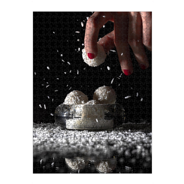 Puzzle Ravensburger "Schwer zu widerstehen" artboxONE - Essen & Trinken - Kokos,Pralinen,Raffaelo,Schokolade,Schwarz,Weiß,Essen,Finger,Hände