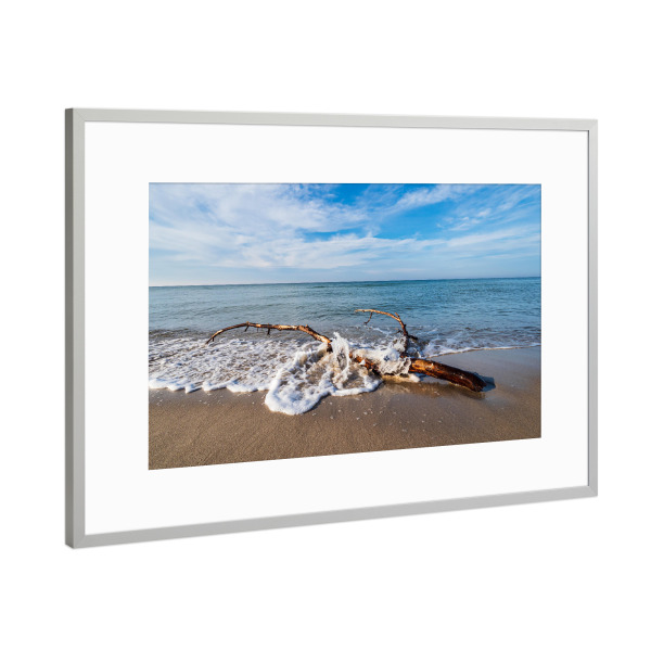 Poster mit Rahmen Silber "Welle, Baumstamm, Meer" artboxONE - Natur,Reise,Reise / Strand und Meer