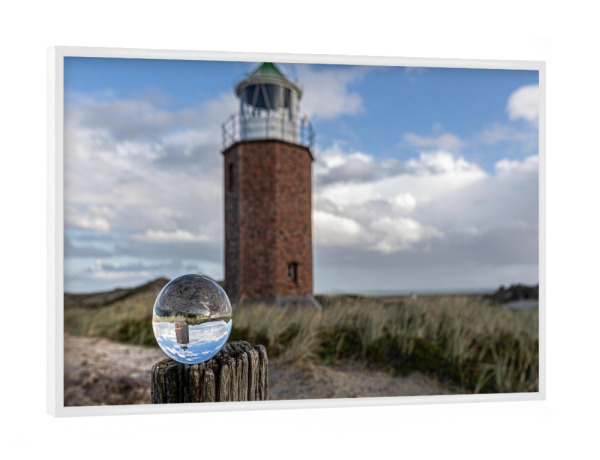 Poster mit weißem Rahmen "Quermarkenfeuer in der Glaskugel" artboxONE - Reise / Strand und Meer