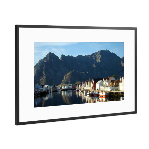 Poster mit Rahmen Schwarz (Metallic) "Hennigsvaer in Norwegen" artboxONE - Natur,Reise,Reise / Länder