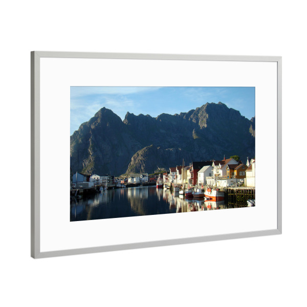 Poster mit Rahmen Silber "Hennigsvaer in Norwegen" artboxONE - Natur,Reise,Reise / Länder