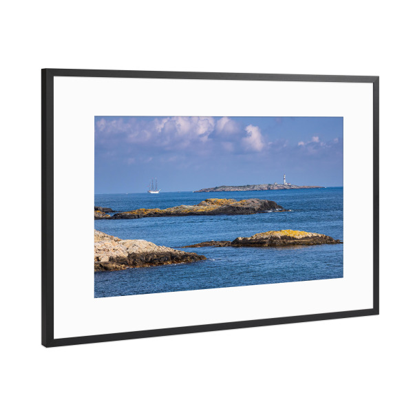 Poster mit Rahmen Schwarz (Metallic) "Felsen, Segelschiff und Leuchtturm" artboxONE - Natur,Reise,Architektur,Reise / Strand und Meer,Reise / Länder