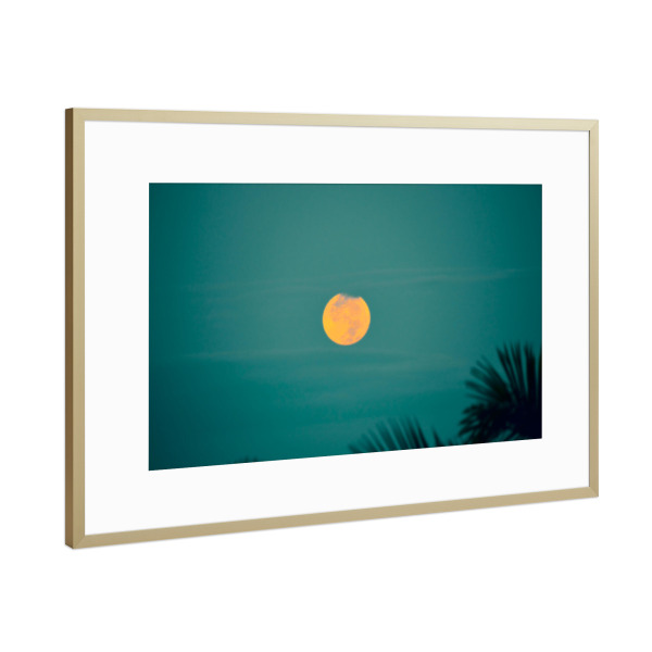 Poster mit Rahmen Gold "The Orange Moon" artboxONE - Natur,Reise,Reise / Strand und Meer,Reise / Länder,Buchstaben / M