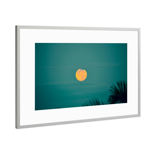 Poster mit Rahmen Silber "The Orange Moon" artboxONE - Natur,Reise,Reise / Strand und Meer,Reise / Länder,Buchstaben / M