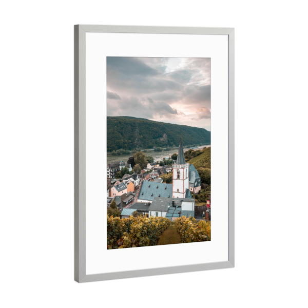 Poster mit Rahmen Silber "Assmannshausen Kirche" artboxONE - Städte,Natur