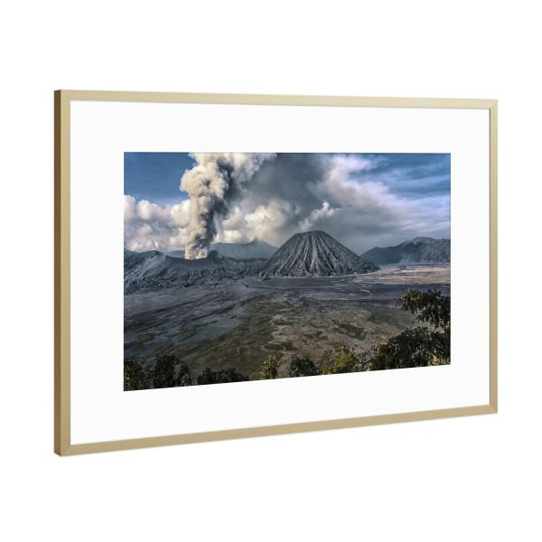 Poster mit Rahmen Gold "Eruption in Java" artboxONE - Natur,Reise,Für Kinder,Reise / Länder,Für Papa