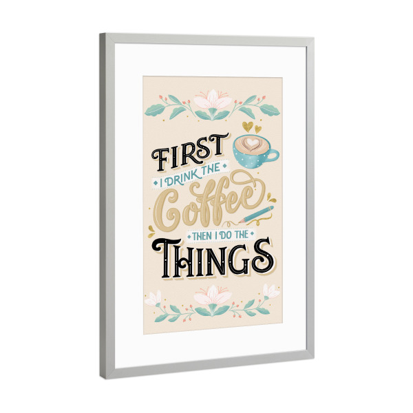 Poster mit Rahmen Silber "Zuerst mal einen Kaffee" artboxONE - Typografie,Essen & Trinken,Lustig