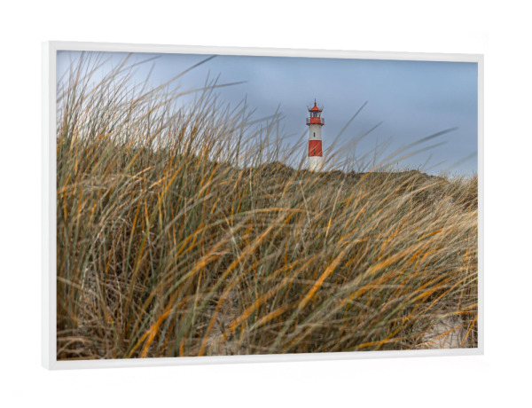 Poster mit weißem Rahmen "Leuchtturm in der Ferne" artboxONE - Reise / Strand und Meer - Sylt,Meer,Leuchtturm,Dünen,Strand,Sand,Sea,Beach,Lighthouse