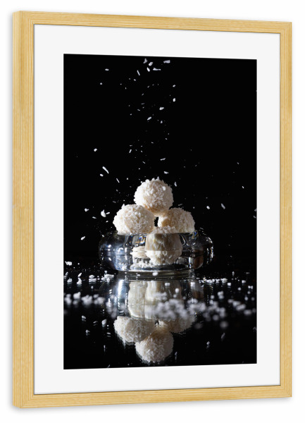 Poster mit Rahmen kiefer "Kokos-Kick" artboxONE - Essen & Trinken - Kokos,Pralinen,Schokolade,Raffaelo,Süßigkeiten,Essen,Food,Schwarz,Weiß