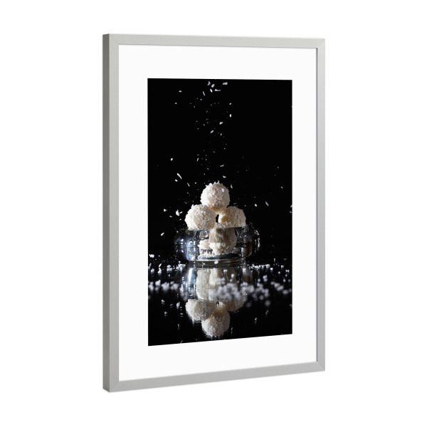 Poster mit Rahmen Silber "Kokos-Kick" artboxONE - Essen & Trinken - Kokos,Pralinen,Schokolade,Raffaelo,Süßigkeiten,Essen,Food,Schwarz,Weiß
