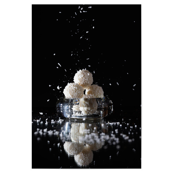 Poster 30x20 cm "Kokos-Kick" artboxONE - Essen & Trinken - Kokos,Pralinen,Schokolade,Raffaelo,Süßigkeiten,Essen,Food,Schwarz,Weiß