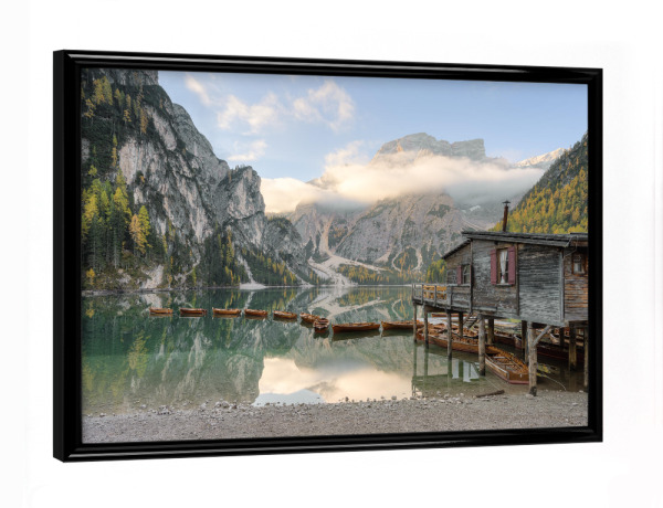 Poster mit schwarzem Rahmen "Bootshütte am Pragser Wildsee" artboxONE - Natur,Reise,Reise / Länder