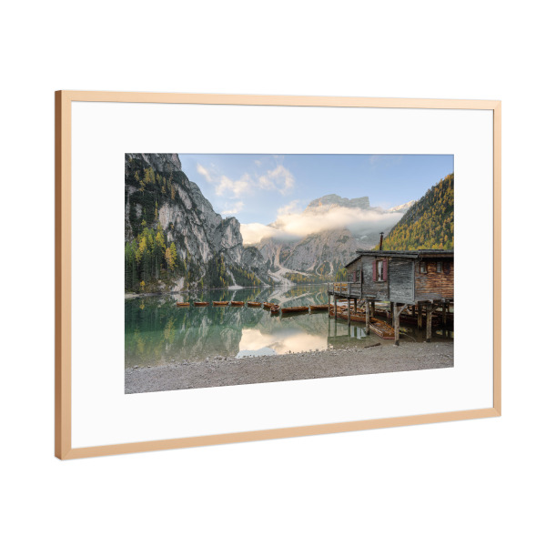 Poster mit Rahmen Kupfer "Bootshütte am Pragser Wildsee" artboxONE - Natur,Reise,Reise / Länder