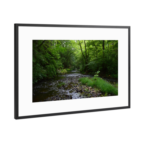 Poster mit Rahmen Schwarz (Metallic) "Ein Bach inmitten des Waldes" artboxONE - Natur