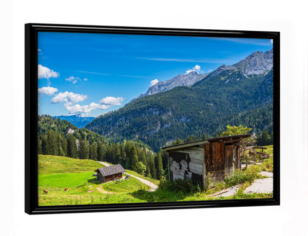 Poster mit schwarzem Rahmen "Alte Hütte, Wald und Berge" artboxONE - Natur,Reise