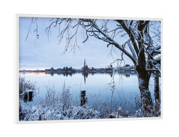 Poster mit weißem Rahmen "Baum, Schnee und Warnow" artboxONE - Natur,Reise,Architektur,Städte / Weitere
