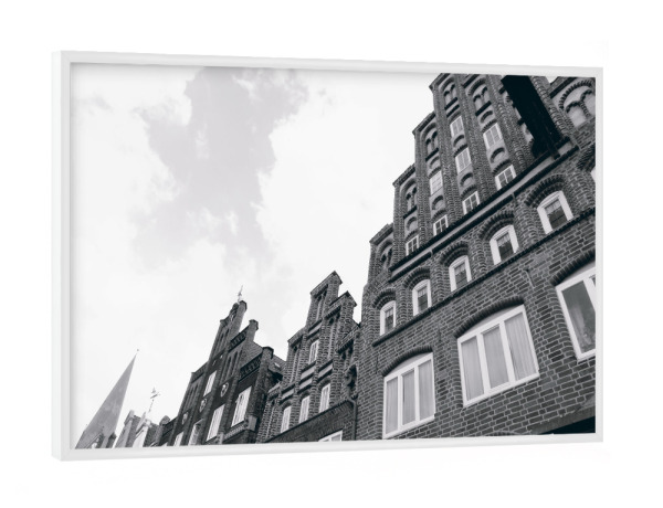 Poster mit weißem Rahmen "Lüneburger Häuserfront" artboxONE - Reise,Schwarzweiß,Architektur,Reise / Länder