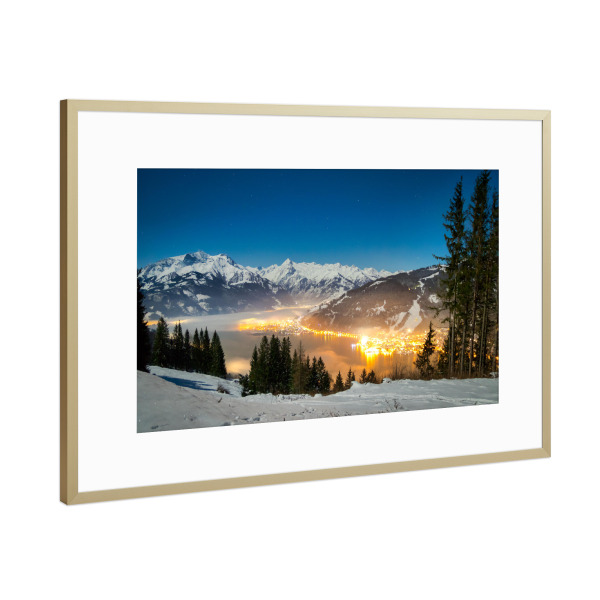 Poster mit Rahmen Gold "Zell am See bei Nacht" artboxONE - Natur,Reise - Nacht,Winter,Stadt,Nebel,Landschaft,Landscape,Night,Fog