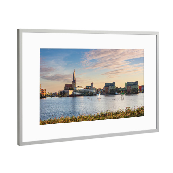 Poster mit Rahmen Silber "Schilf, Warnow, Segelboot" artboxONE - Natur,Reise,Architektur,Städte / Weitere