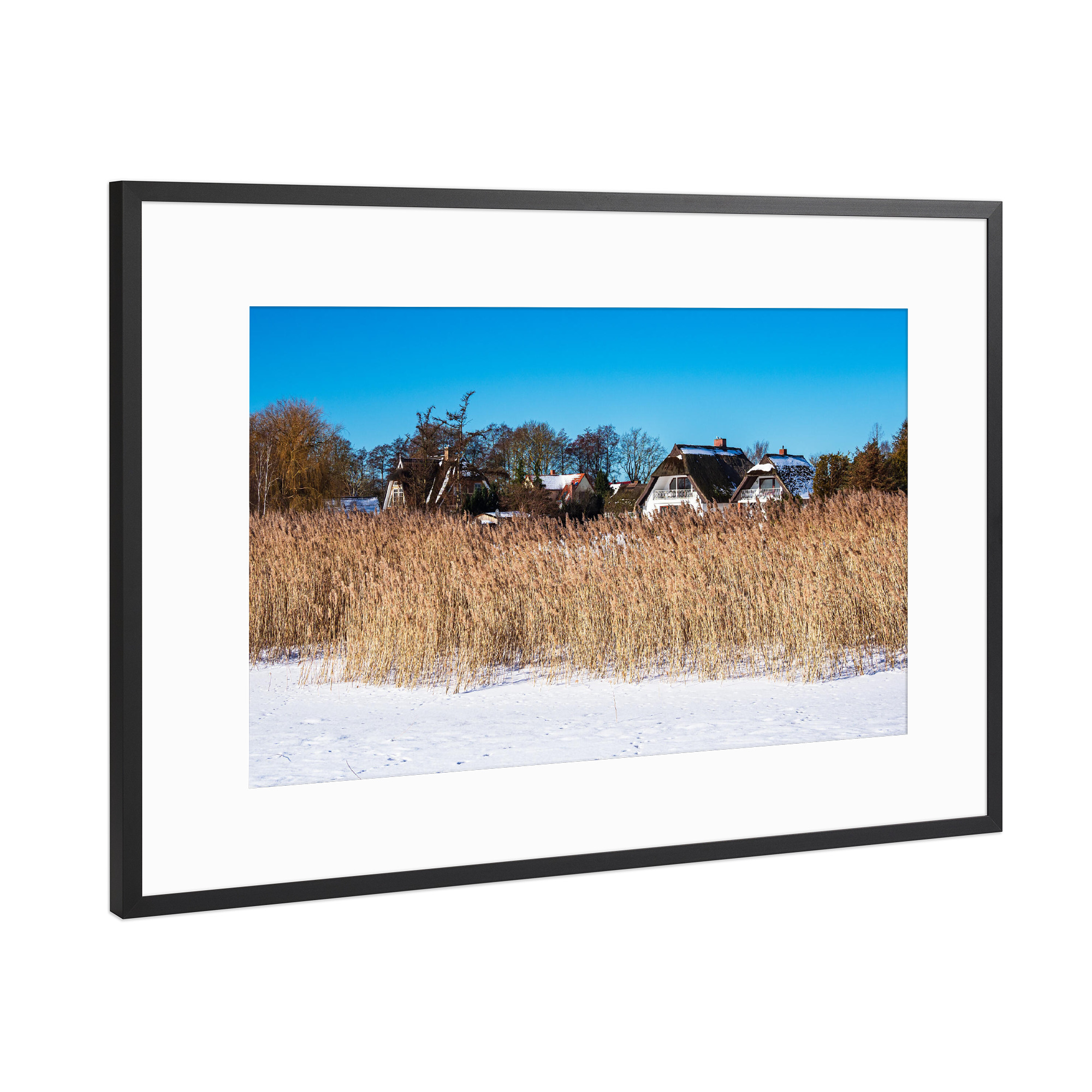 Poster mit Rahmen Schwarz (Metallic) "Schnee, Schilf und Häuser" artboxONE - Natur,Reise,Architektur