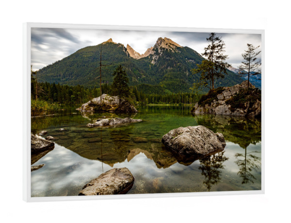 Poster mit weißem Rahmen "Der Hintersee in den Alpen" artboxONE - Natur