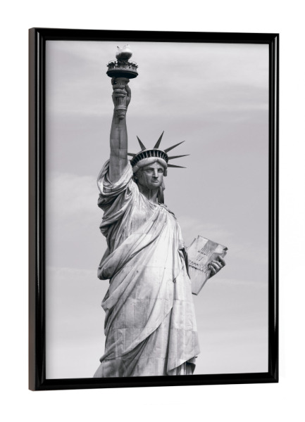 Poster mit schwarzem Rahmen "Die Freiheitsstatue in sw" artboxONE - Städte / New York,Reise,Schwarzweiß,Reise / Länder