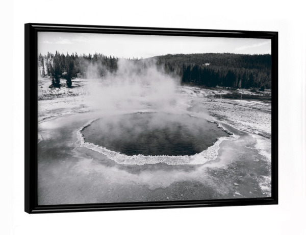 Poster mit schwarzem Rahmen "Geysir im Yellowstone-Nationalpark" artboxONE - Natur,Reise,Schwarzweiß,Reise / Länder