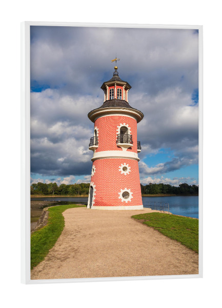 Poster mit weißem Rahmen "Leuchtturm und See" artboxONE - Natur,Reise,Architektur