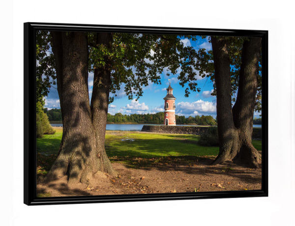 Poster mit schwarzem Rahmen "Bäume und Leuchtturm" artboxONE - Natur,Reise,Architektur