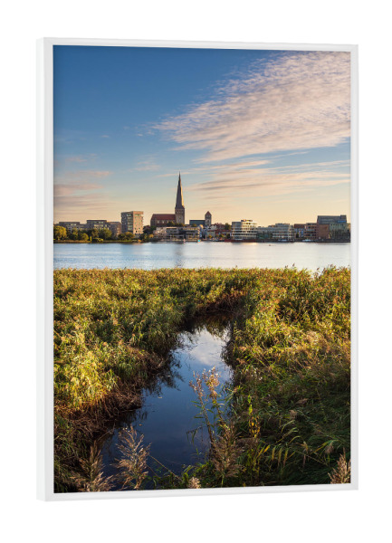 Poster mit weißem Rahmen "Schilf, Warnow, Stadt" artboxONE - Natur,Reise,Architektur,Städte / Weitere