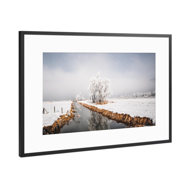 Poster mit Rahmen Schwarz (Metallic) "Winterliches Naturschutzgebiet" artboxONE - Natur,Reise - See,Bach,Schnee,Baum,Winter,Natur,Nature,Lake,Snow