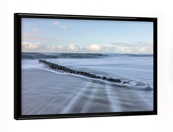 Poster mit schwarzem Rahmen "Buhnen Langzeitbelichtung" artboxONE - Reise / Strand und Meer