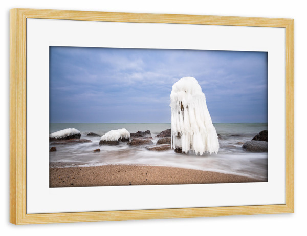 Poster mit Rahmen kiefer "Eis, Buhne und Ostsee" artboxONE - Natur,Reise,Reise / Strand und Meer