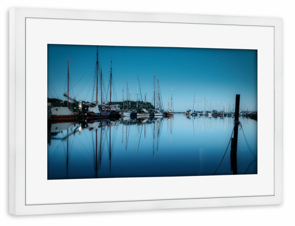 Poster mit Rahmen weiß "Stille im Hafen" artboxONE - Natur,Reise,Reise / Länder