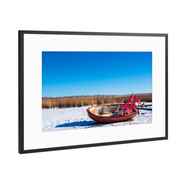 Poster mit Rahmen Schwarz (Metallic) "Boot, Schnee und Schilf" artboxONE - Natur,Reise