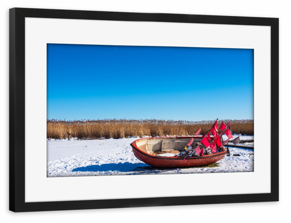 Poster mit Rahmen schwarz "Boot, Schnee und Schilf" artboxONE - Natur,Reise