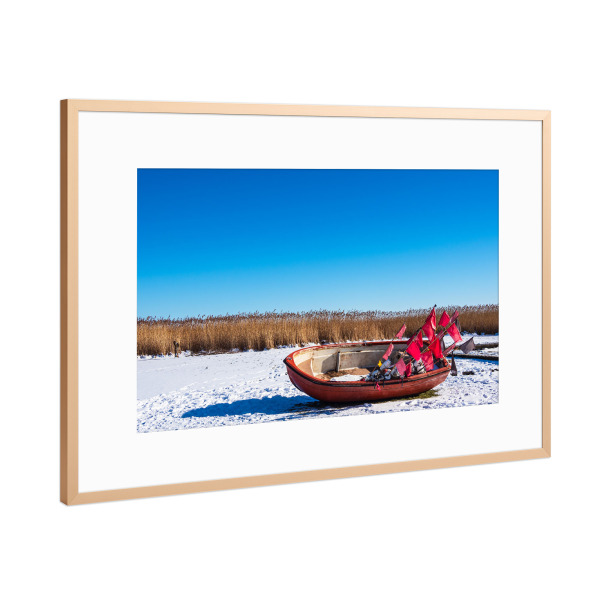 Poster mit Rahmen Kupfer "Boot, Schnee und Schilf" artboxONE - Natur,Reise