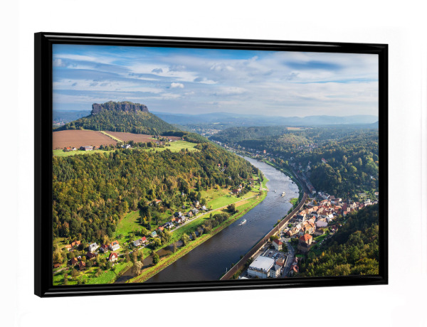 Poster mit schwarzem Rahmen "Elbe, Felsen und Stadt" artboxONE - Natur,Reise,Architektur