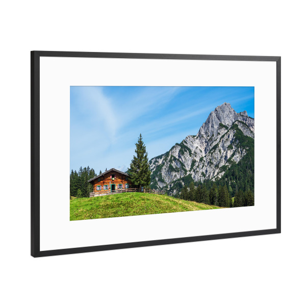 Poster mit Rahmen Schwarz (Metallic) "Berg, Hütte und Wiese" artboxONE - Natur,Reise,Reise / Länder