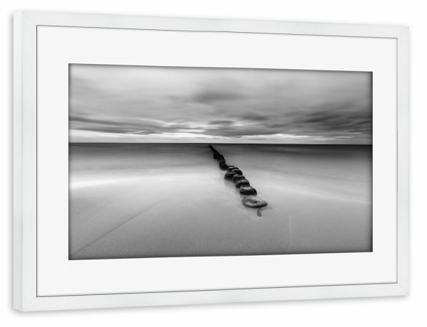Poster mit Rahmen weiß "Stille Küste schwarzweiß" artboxONE - Natur,Schwarzweiß,Reise / Strand und Meer