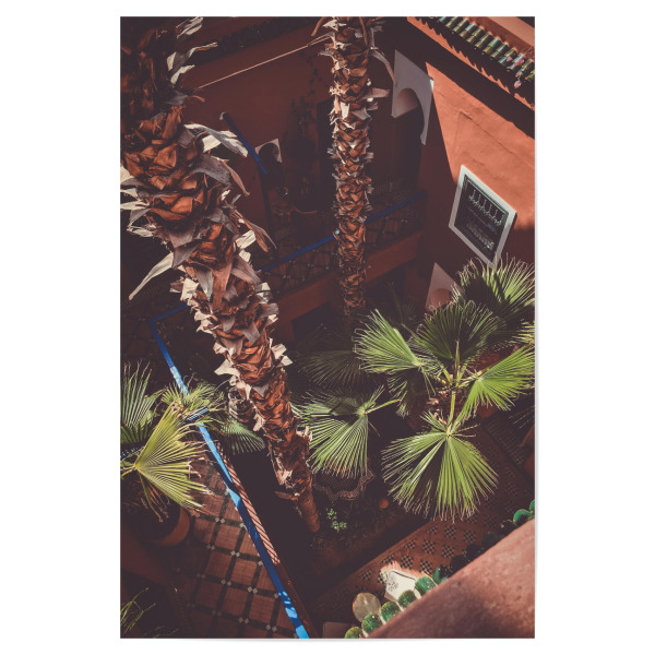 Poster "Maroccan Retreat" artboxONE - Architektur,Reise / Afrika - Marokko,Innenhof,Palmen,Marrakesh,Urlaub,Sonne,Sommer,Ruhe,Palmtrees,Natur,Nature