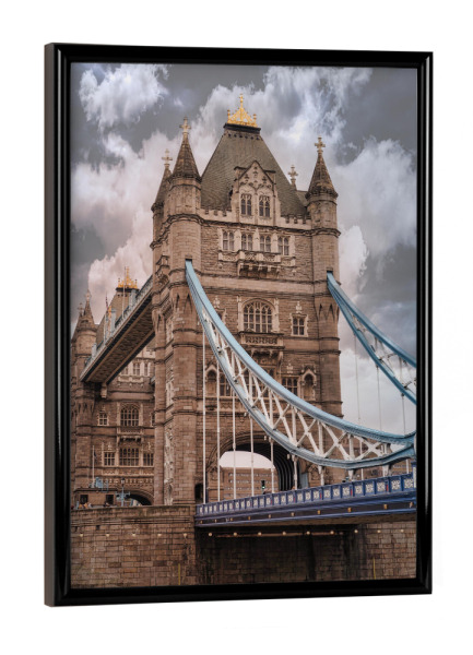 Poster mit schwarzem Rahmen "Tower Bridge vor Wolken" artboxONE - Städte / London,Reise,Architektur