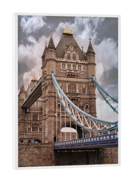 Poster mit weißem Rahmen "Tower Bridge vor Wolken" artboxONE - Städte / London,Reise,Architektur