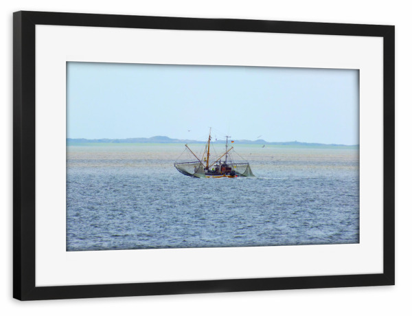 Poster mit Rahmen schwarz "Krabbenkutter im Wattenmeer" artboxONE - Natur,Reise,Reise / Strand und Meer,Reise / Länder