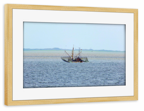 Poster mit Rahmen kiefer "Krabbenkutter im Wattenmeer" artboxONE - Natur,Reise,Reise / Strand und Meer,Reise / Länder