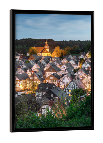 Poster mit schwarzem Rahmen "Freudenberg im Siegerland am Abend" artboxONE - Städte,Reise,Architektur