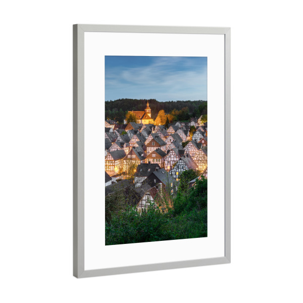 Poster mit Rahmen Silber "Freudenberg im Siegerland am Abend" artboxONE - Städte,Reise,Architektur