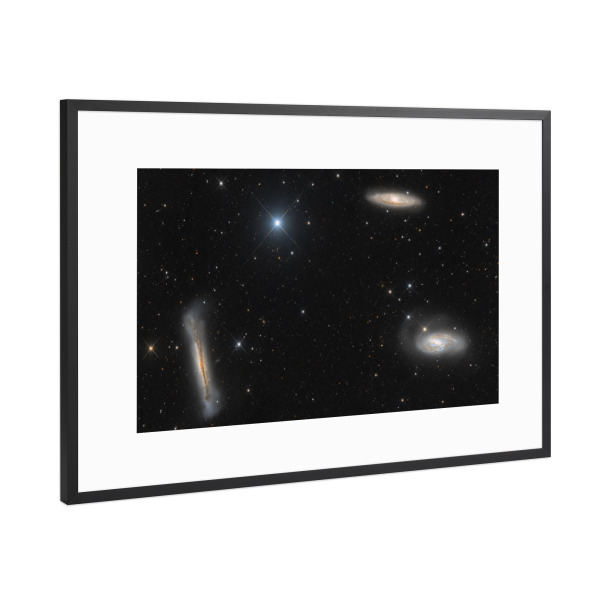 Poster mit Rahmen Schwarz (Metallic) "Das Leo-Triplett" artboxONE - Galaxy