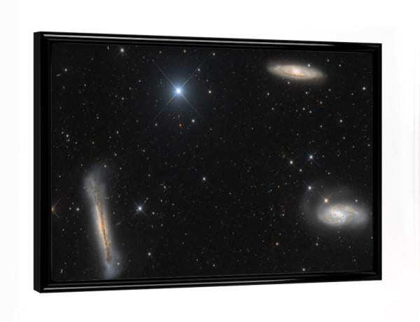 Poster mit schwarzem Rahmen "Das Leo-Triplett" artboxONE - Galaxy